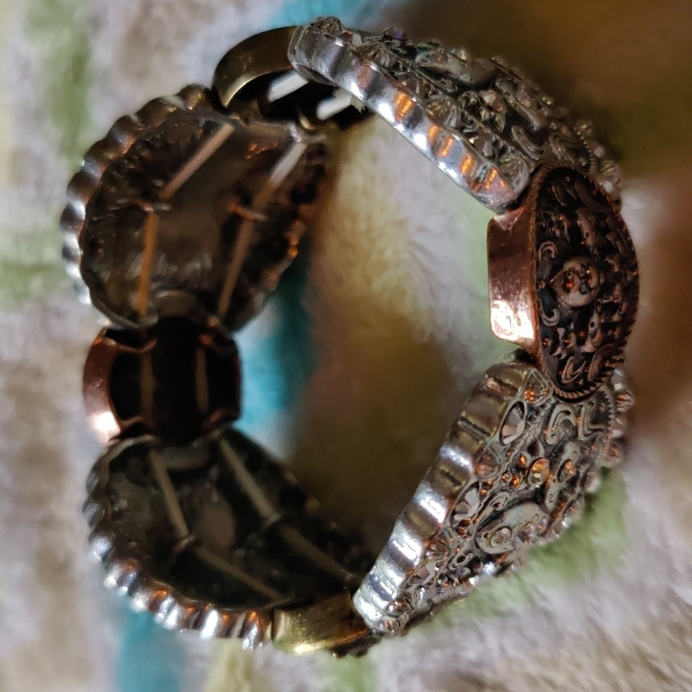 🎊Fluer De Lis Stretch Rhinestone Silver tone  Bracelet. - Picture 5 of 5